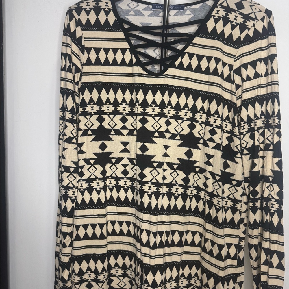 Signature Weekend Geometric Long Sleeve Top